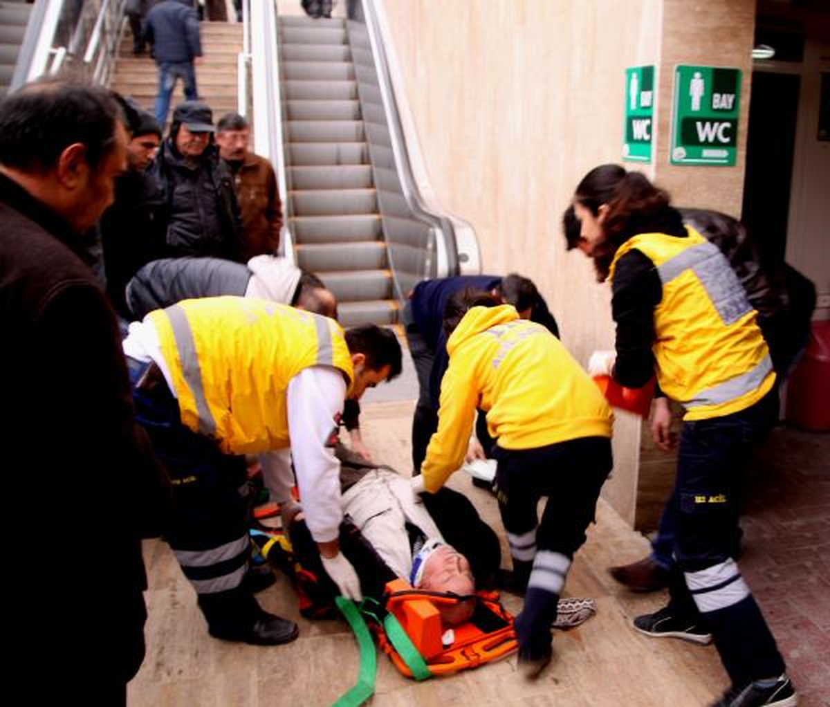 Yürüyen Merdivenlerden Düşerek Yaralandı