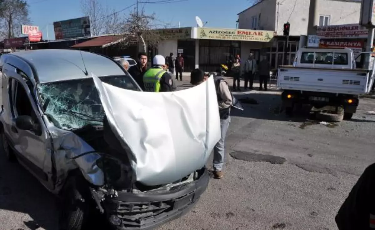 Akraba Ziyaretine Giden Aile Kaza Yaptı: 4 Yaralı