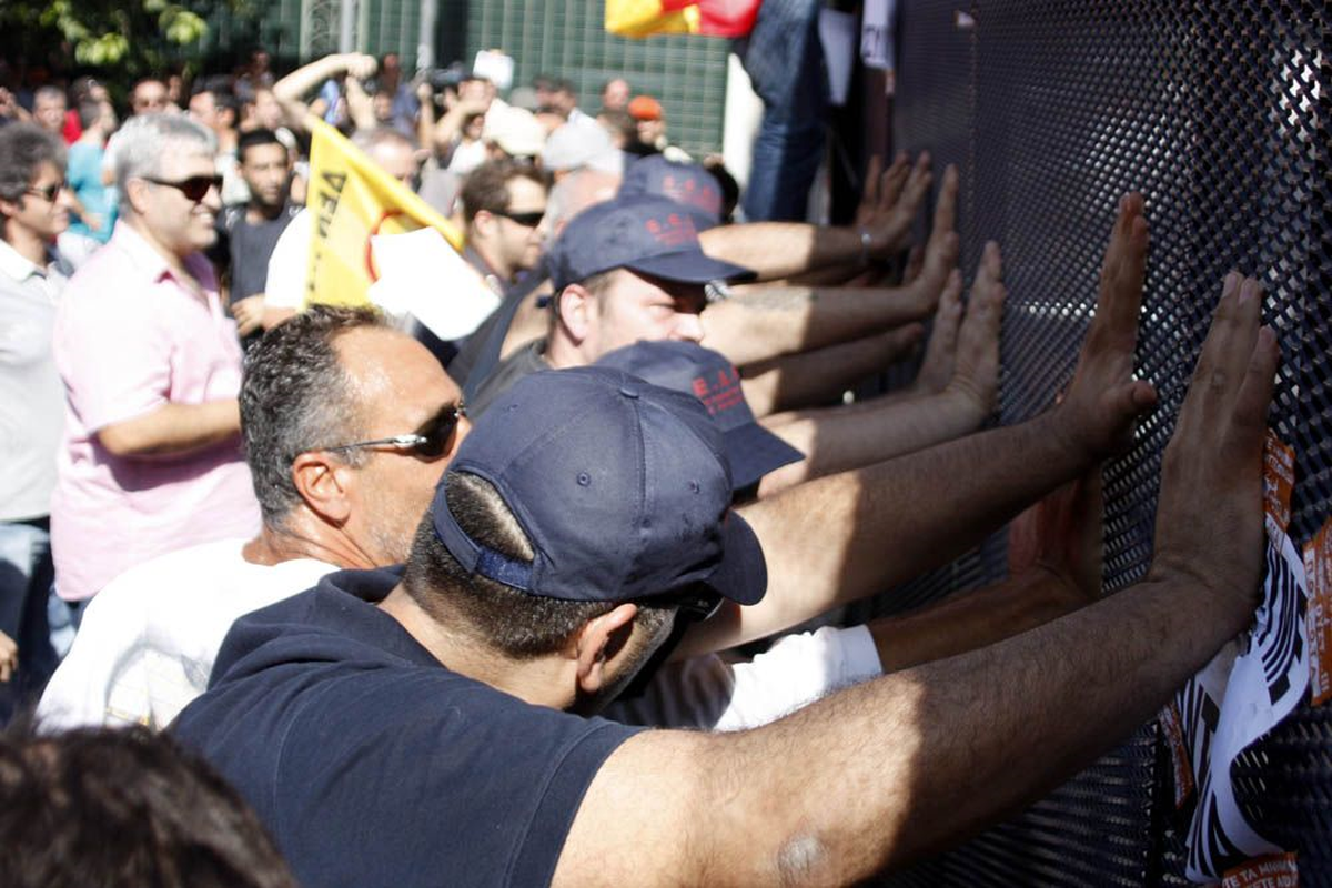 Atina\'da İşçi ve Memur Sendikaları Parlamento\'ya Yürüdü