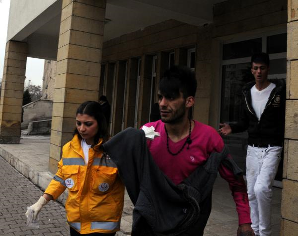 Bıçaklandı, Polise Sığındı
