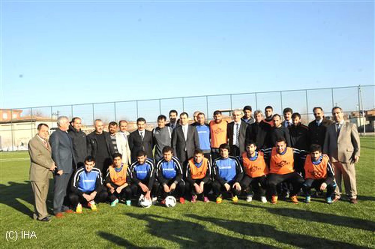 Bismil İlçesinde UEFA Standartlarında Saha Yapılıyor