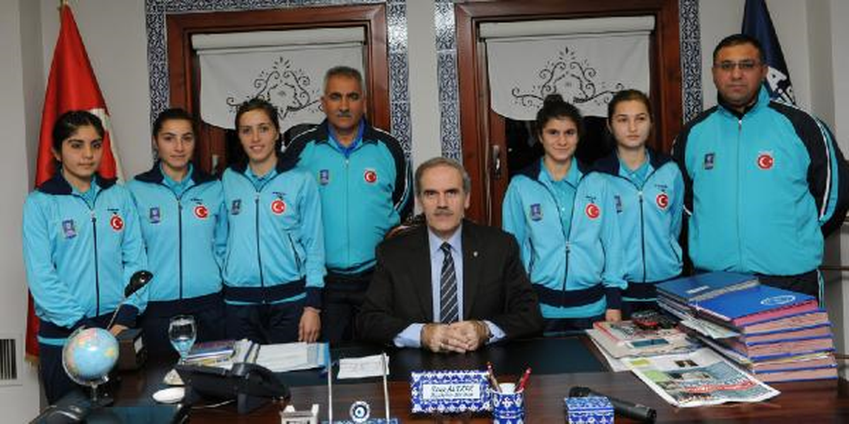 Bursa\'nın Genç Bayan Atletleri İspanya Yolcusu