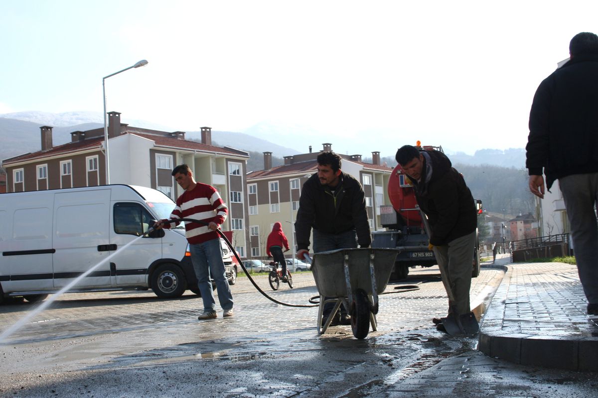 Çaydeğirmeni Belediyesinden TOKİ Çevresinde Temizlik ve Düzenleme Çalışması