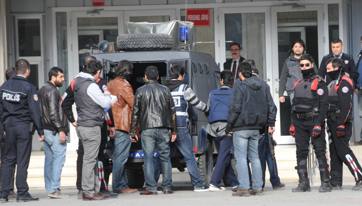Diyarbakır\'da Cinayet Zanlısı 3 Kişi Tutuklandı