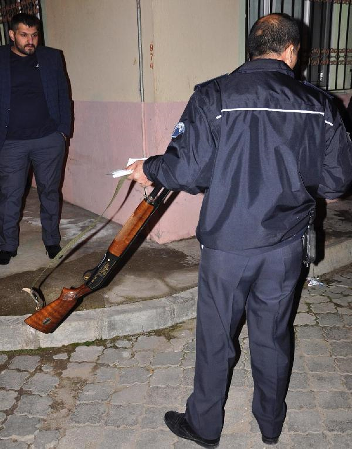 Eniştesini Bacağından Vurdu