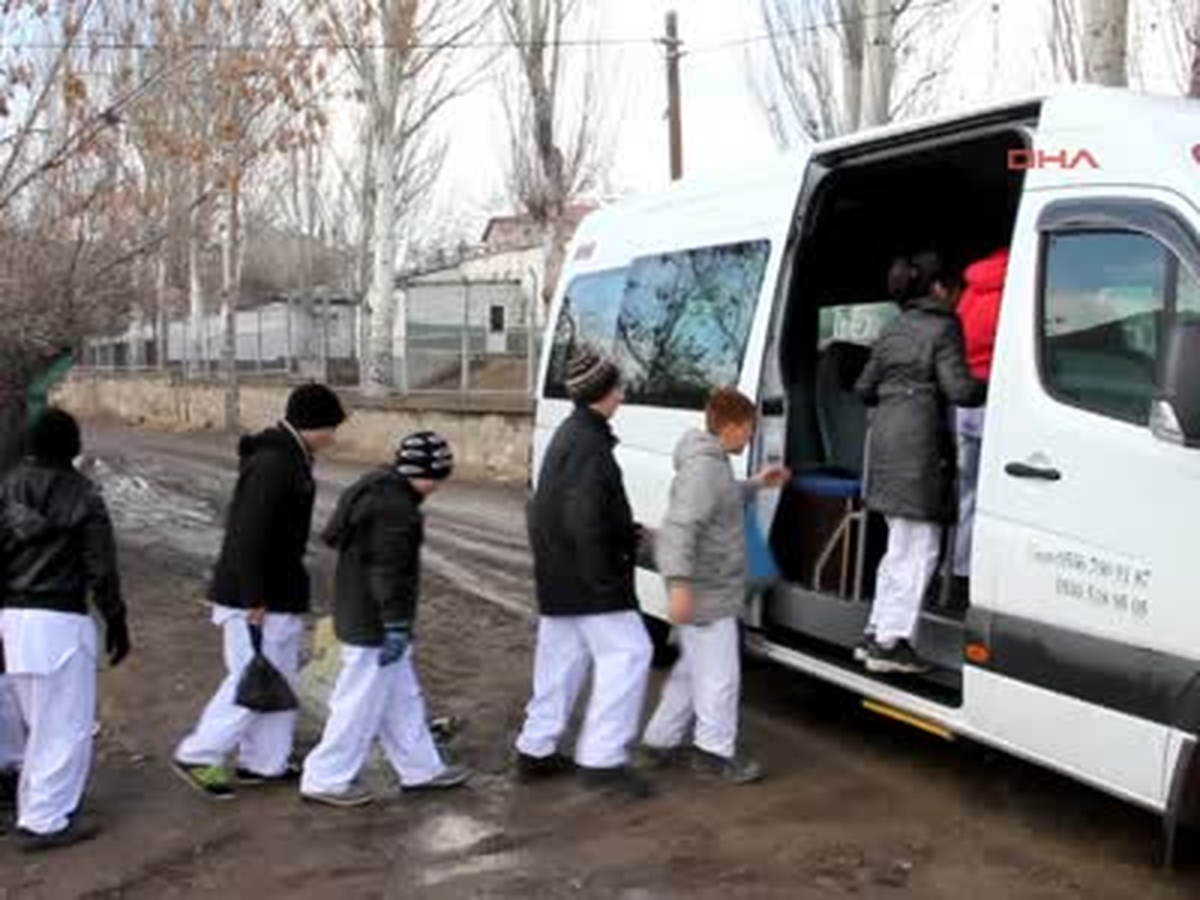 Tekvandocu Çocuklar Aç Kalan Kuşlara Yem Bıraktı