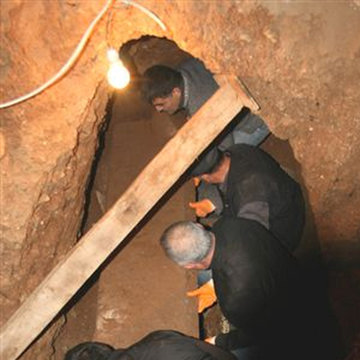 Evin Altından Mezarlar Çıktı
