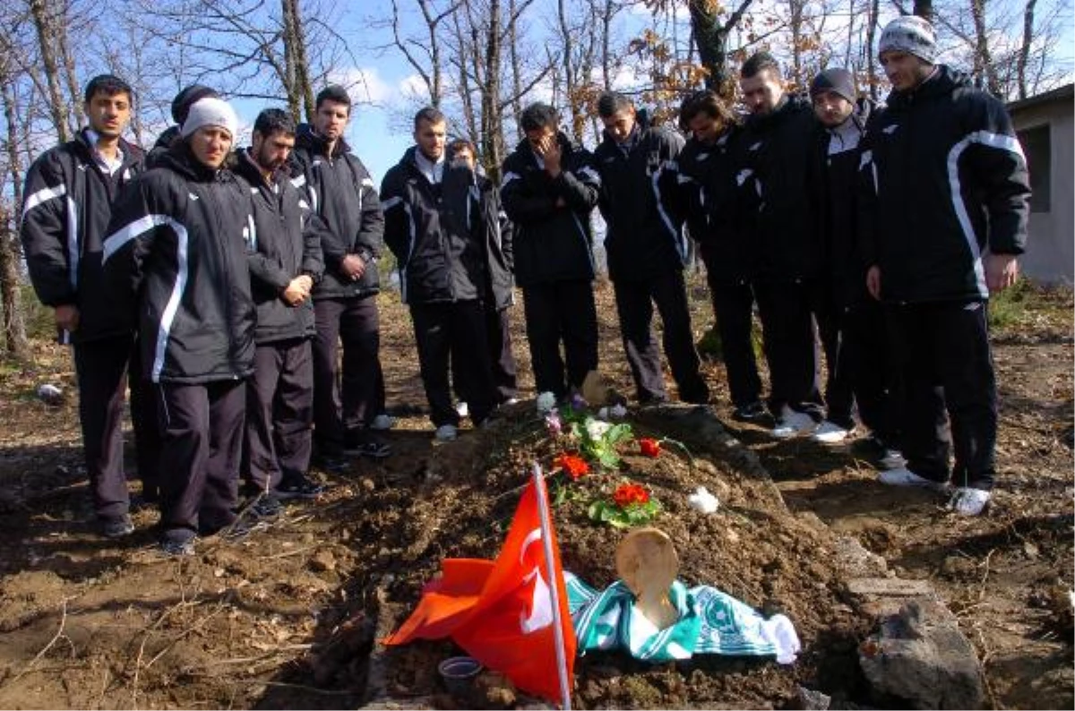 Futbol Takımından Ölen Madencilerin Mezarlarına Ziyaret