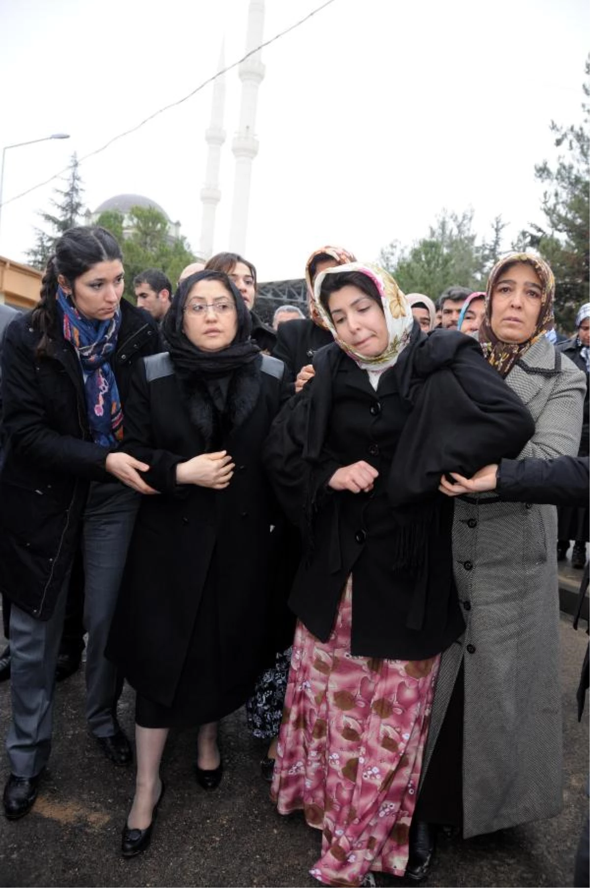 Gaziantep\'teki Patlamada Ölen İşçiler Toprağa Verildi