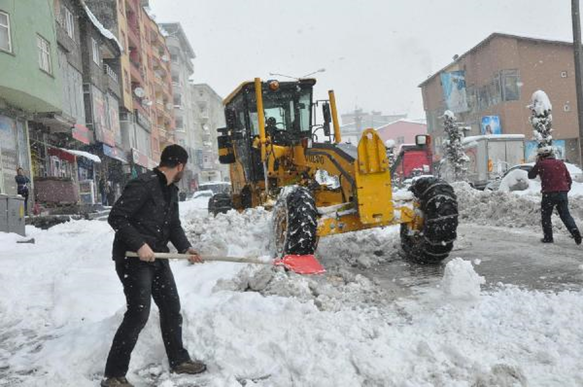 Hakkari\'de Kar, 100 Köy ile 375 Mezranın Yolunu Kapattı