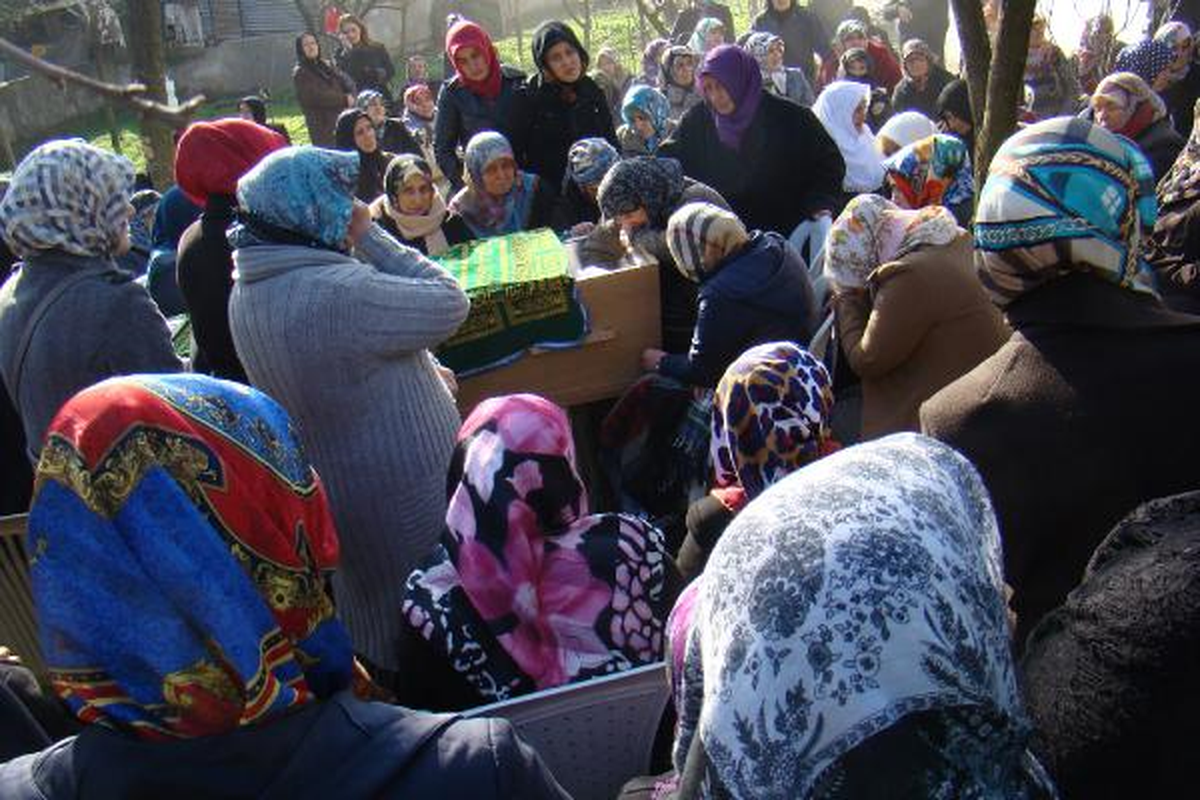 Hollanda\'da Kazaen Kendini Vuran Polis Memuru Memleketinde Topraga Verildi