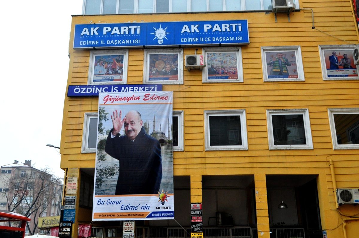 İl Teşkilatı Binasına Sağlık Bakanı\'nın Dev Pankartı Asıldı