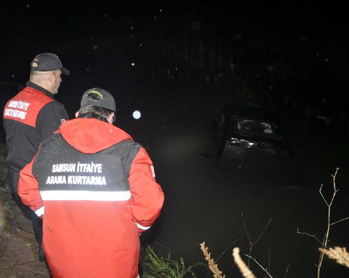 Kanala Uçan Otomobilin Üzerine Çıkarak Kurtuldular
