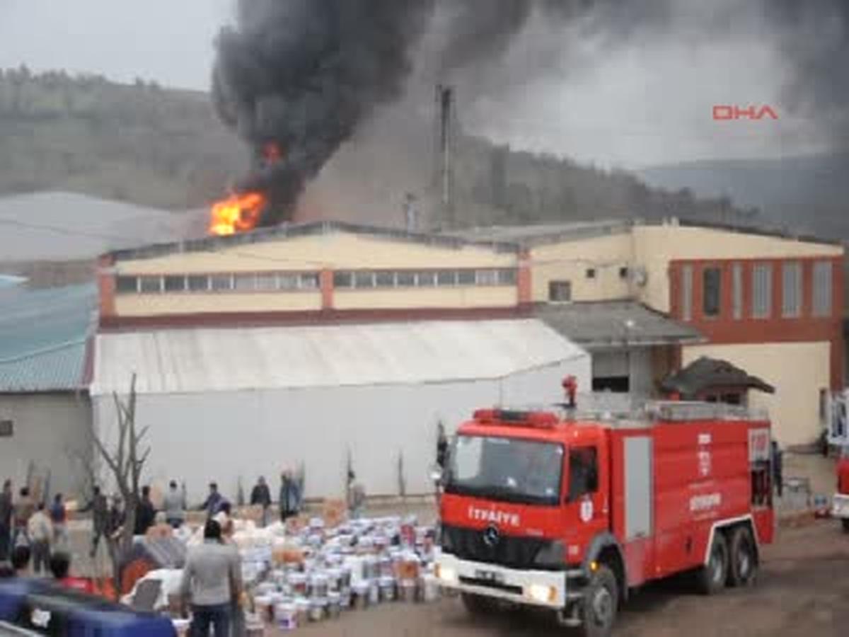 Kocaeli ) Dilovası\'nda Mobilya Fabrikası Yangını