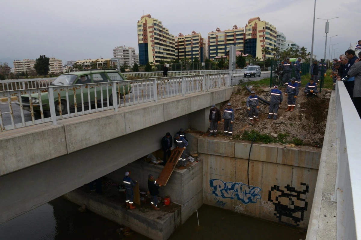 Köprüaltındaki Yaşama Konyaaltı Belediyesi Müdahale Etti.