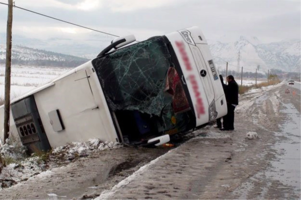 Malatya\'da Yolcu Otobüsü Devrildi: 23 Yaralı