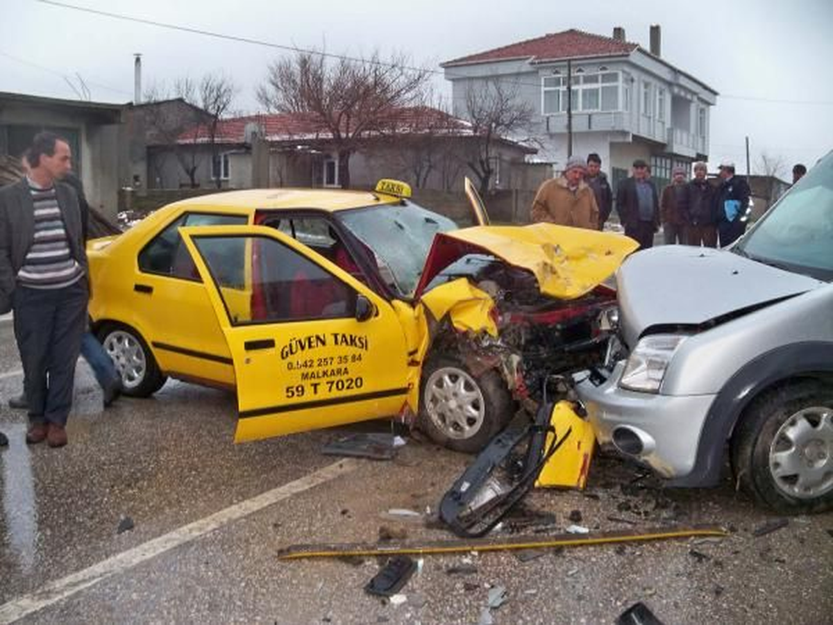 Malkara\'da Kaza.5 Yaralı Tekirdağ\'ın Malkara İlçesinde 2 Otomobilin Çarpışması Sonucu 5 Kişi...