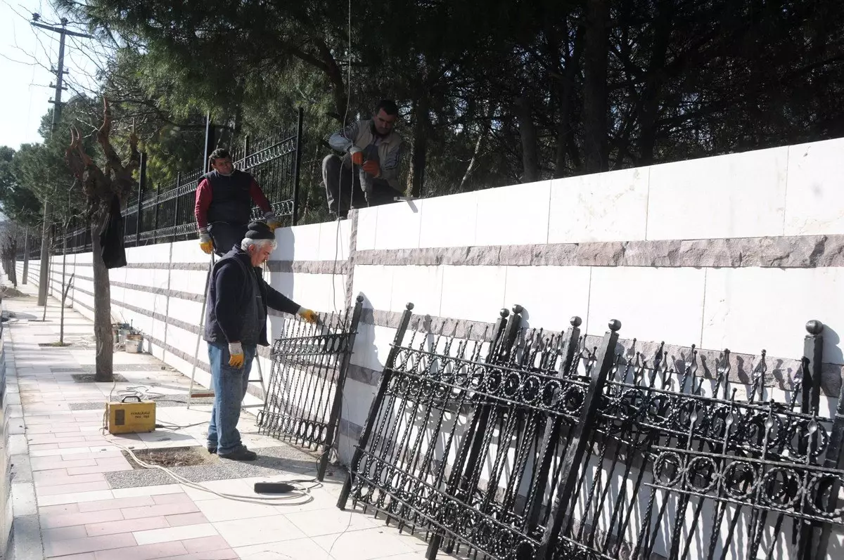 Manisa Belediyesi Bakımsız Duvarları Yeniliyor