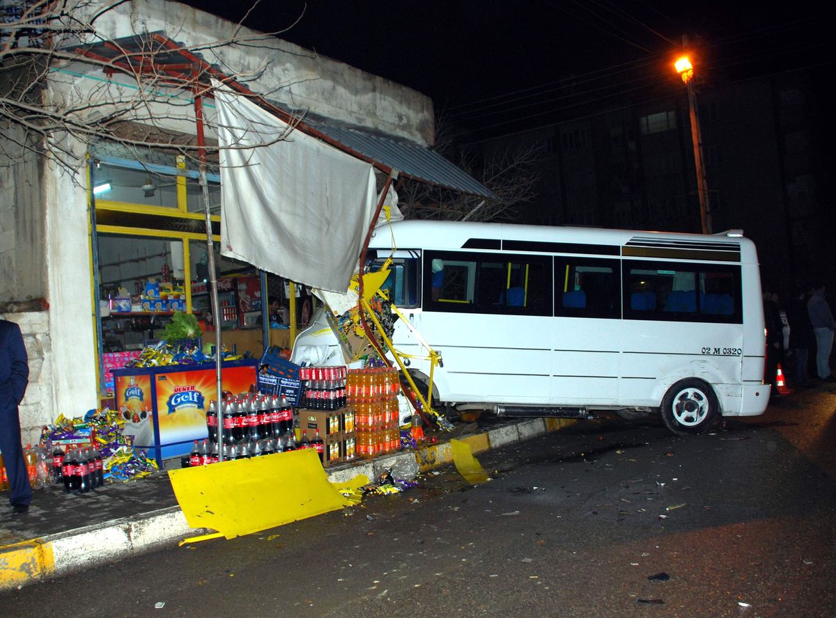 Otomobil Eve, Minibüs Markete Daldı