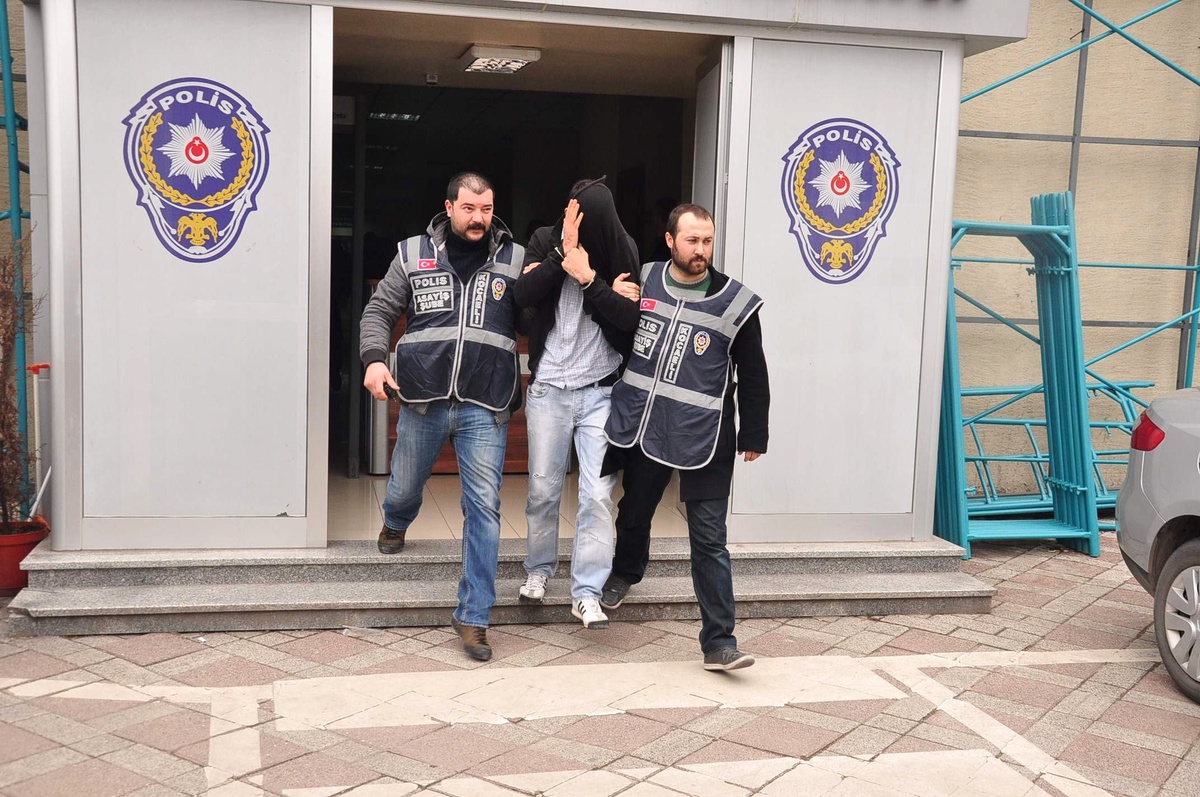 Polisten Kaçan Hırsızlar Saklandıkları Fabrikada Yakalandı