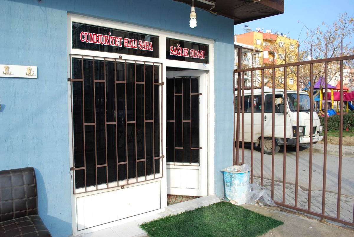 Salihli Cumhuriyet Halı Sahası Yenilendi