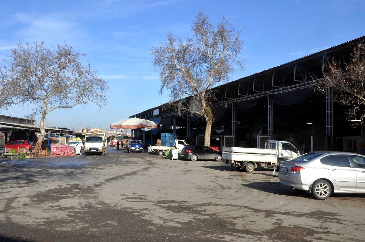 Salihli Sebze ve Meyve Toptancı Hali\'nde Yenileme Çalışmaları Başladı