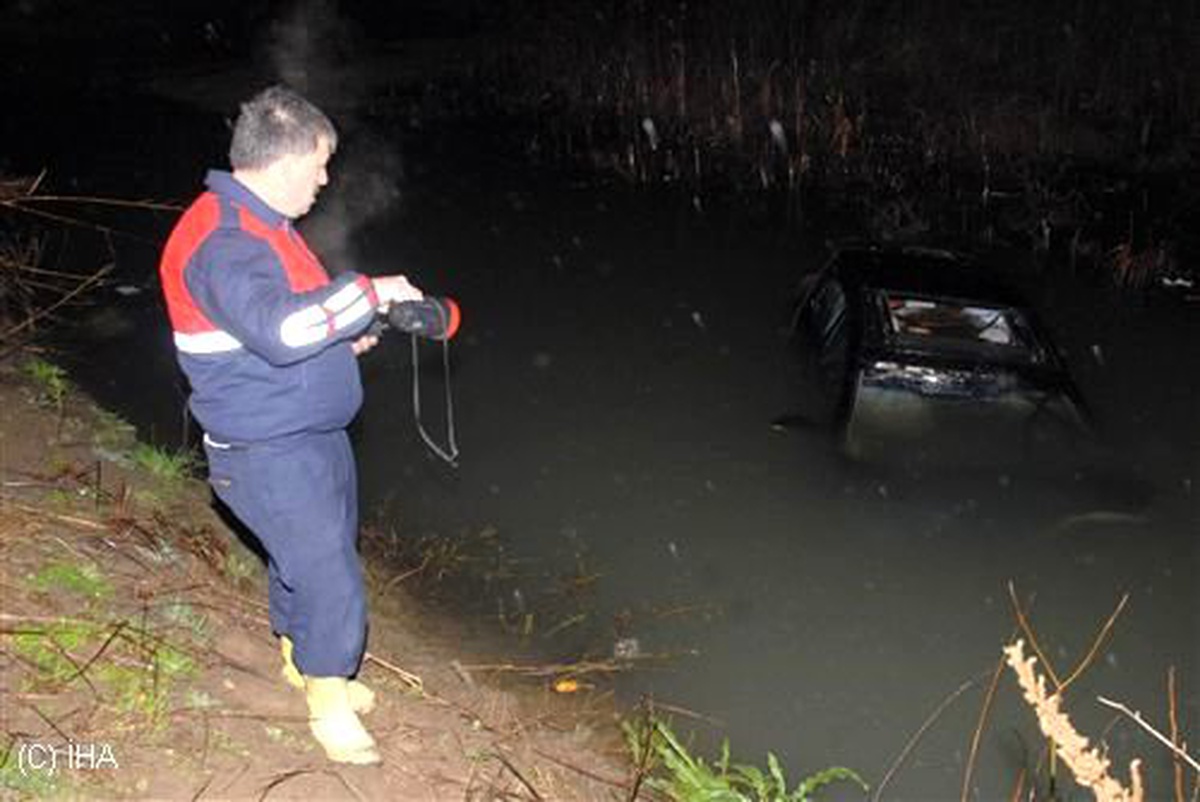 Samsun\'da Otomobil Su Kanalına Uçtu: 2 Yaralı