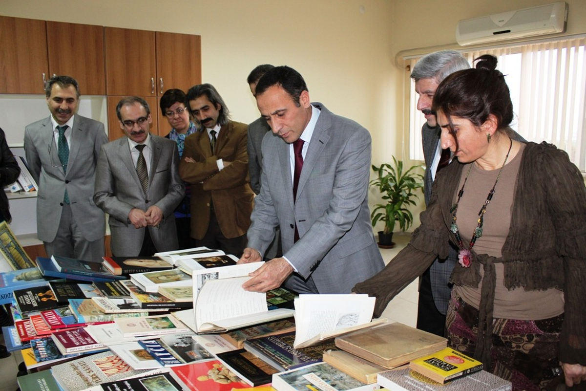 Sanat Tarihi Öğretmeninden Fakülte Binasına Kitap Bağışı