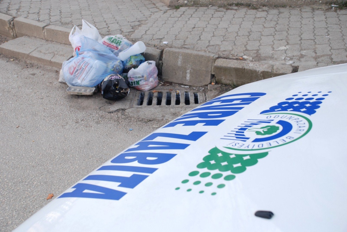 Sivil Zabıtalar Yere Tükürenlere ve Çöp Atanlara Göz Açtırmıyor
