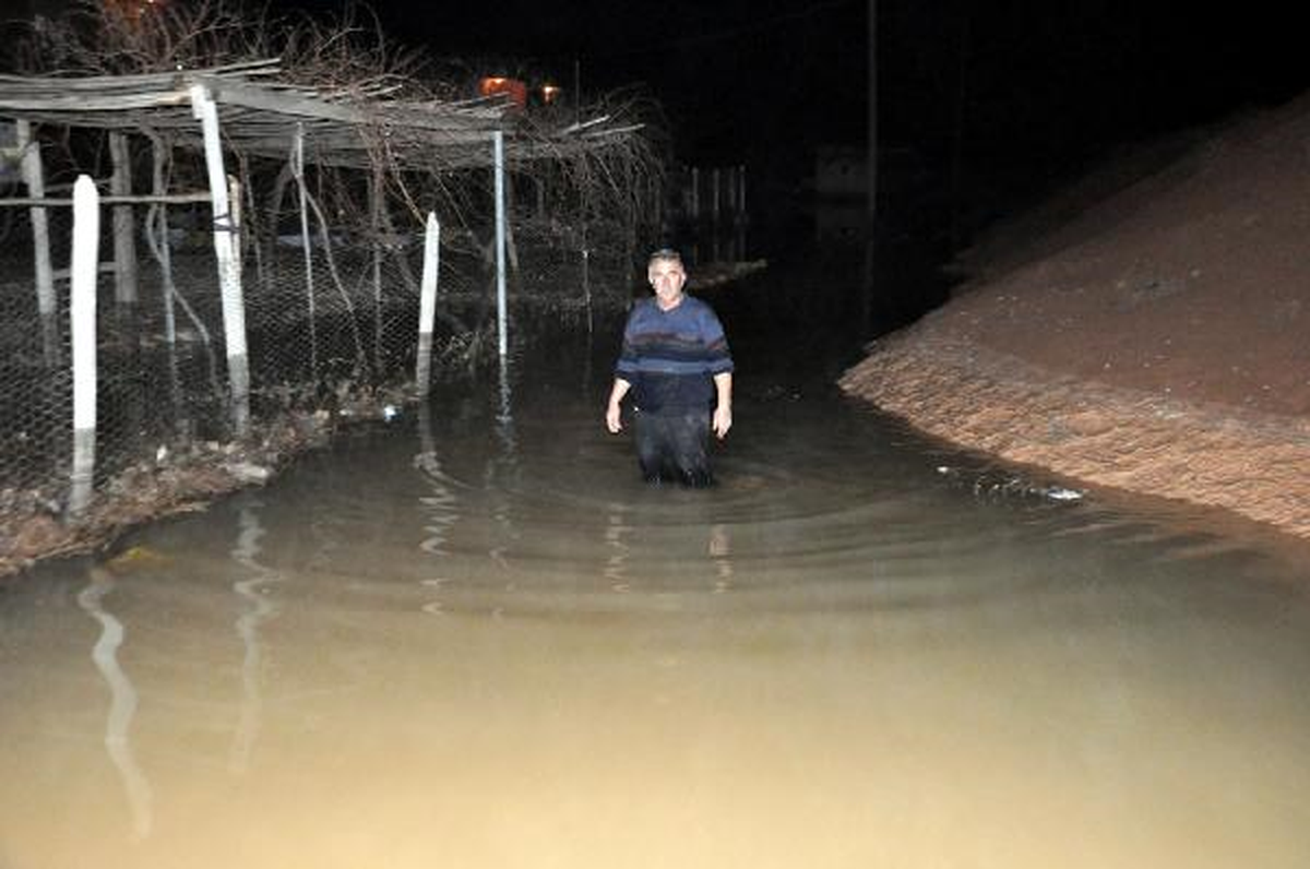 Su Şebekesi Patladı, Köy Su Altında Kaldı