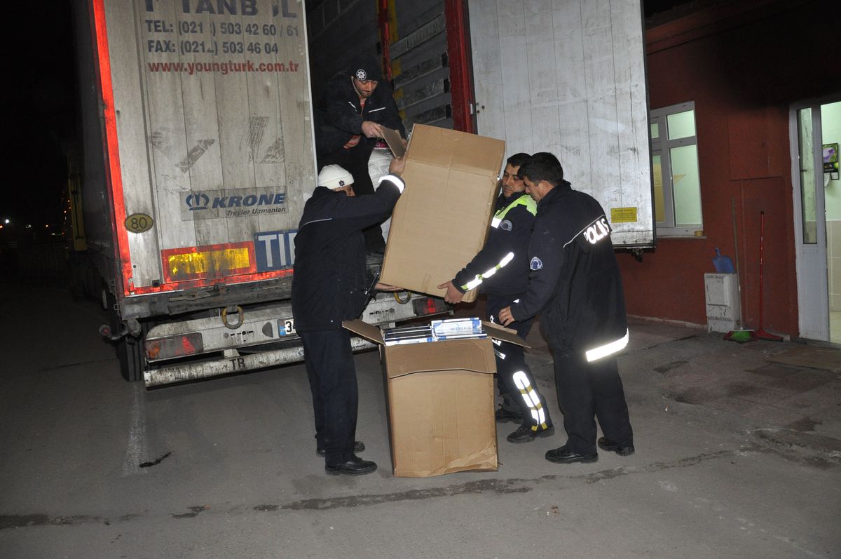 Un Yüklü Tırda 30 Bin Paket Kaçak Sigara
