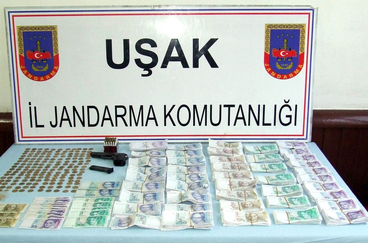 Uşak\'ta Sahte Altın ve Paracılara Jandarma Baskını