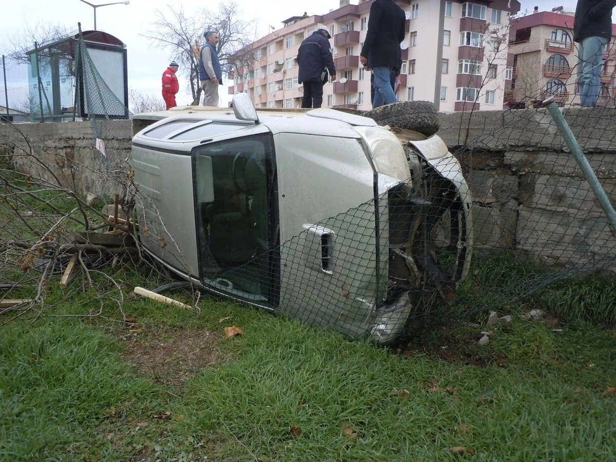 Virajı Alamayan Otomobil Mezbahaya Uçtu: 1 Yaralı