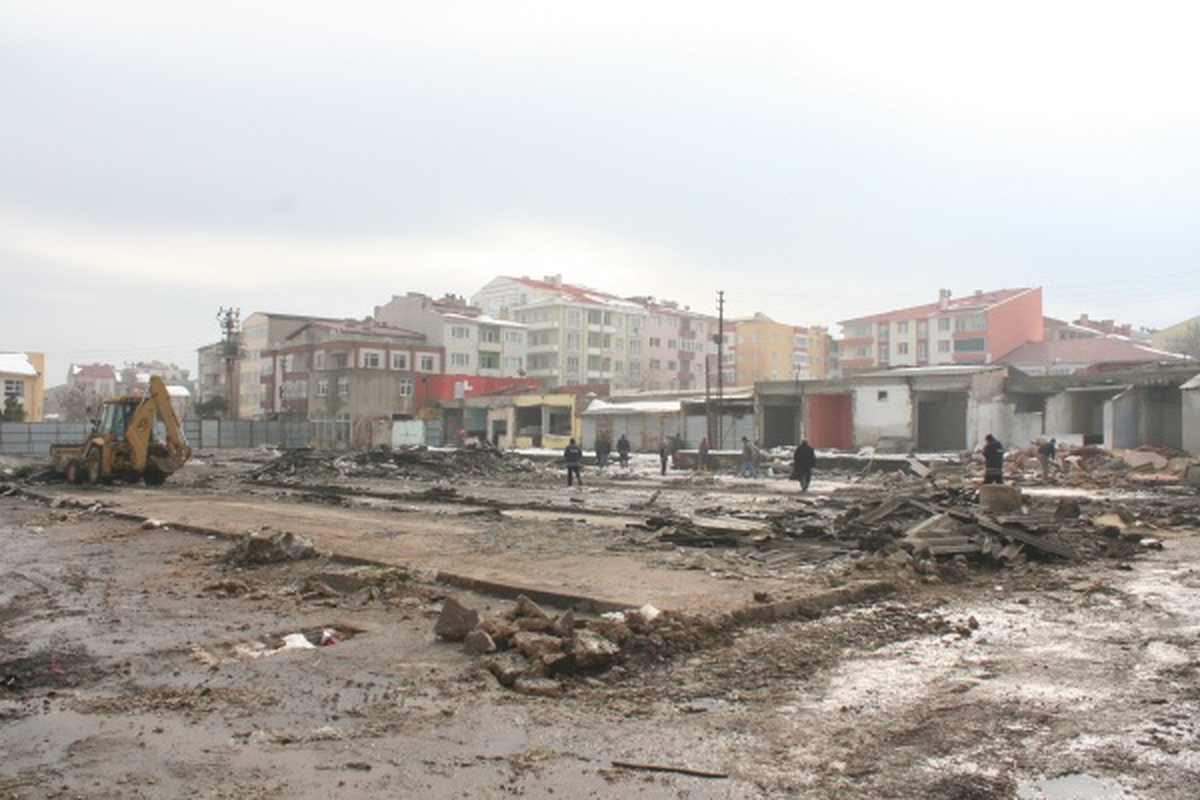 Yıkılan Pazaryeri Temizleniyor