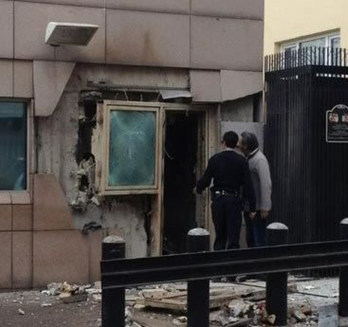 Abd Büyükelçiliği Önündeki Patlamada Canlı Bomba İhtimali