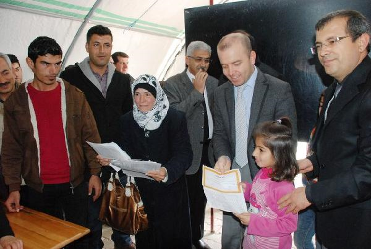 Adıyaman\'da Çadırkentte Suriyeli Çocuklar Karne Aldı