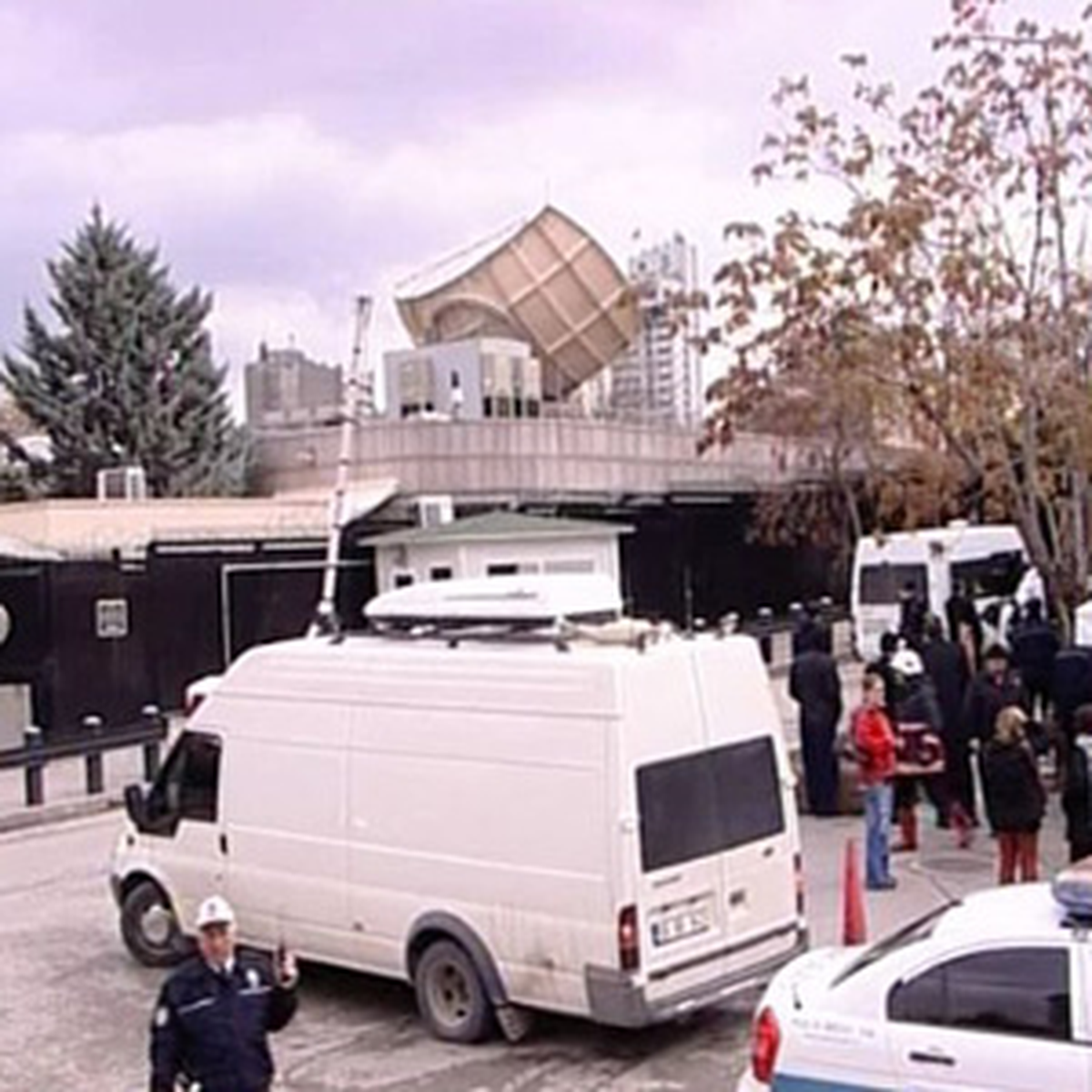 Ankara\'da Amerika Büyükelçiliği Önünde Bir Patlama Meydana Geldiği Bildirildi.