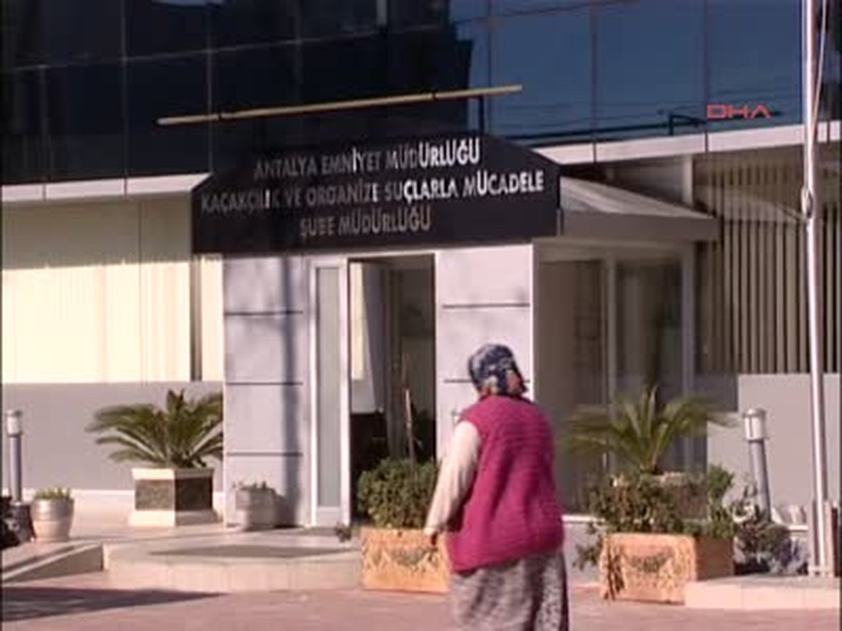 Antalya Uyuşturucu Kuryelerine Yol Baskını Uyuşturucu Kuryelerine Yol Baskını