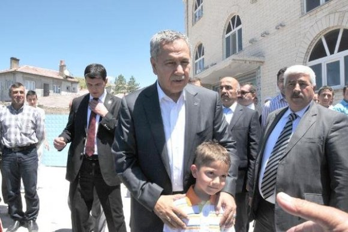 Arınç, Vatandaşların İlgi Odağı Oldu