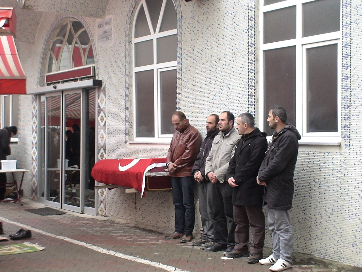 Azerbeycan\'daki Yangında Ölen İşçiler Artvin\'de Toprağa Verildi