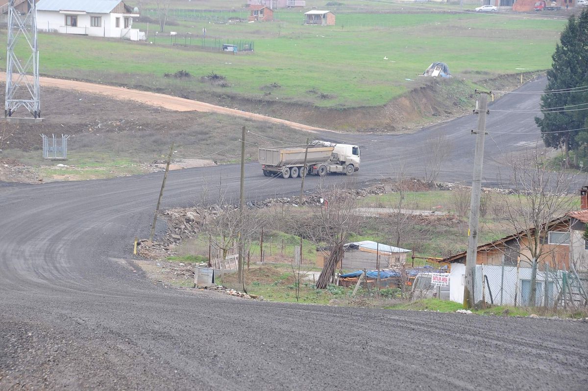 Başiskele\'de Açılan Yollara Malzeme Serimi Yapıldı