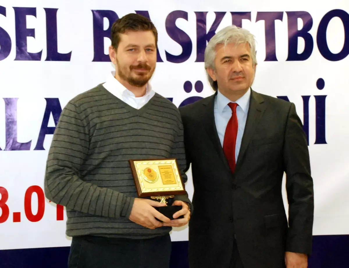 Basketbol Adamları Derneği\'nden İzü\'ye Ödül