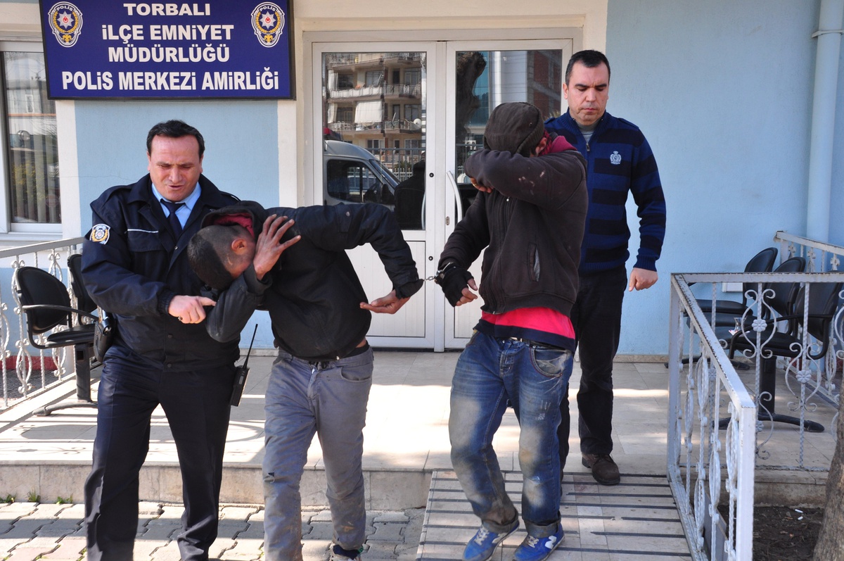 Çaldıkları Araçla Kaza Yapınca Yakalandılar