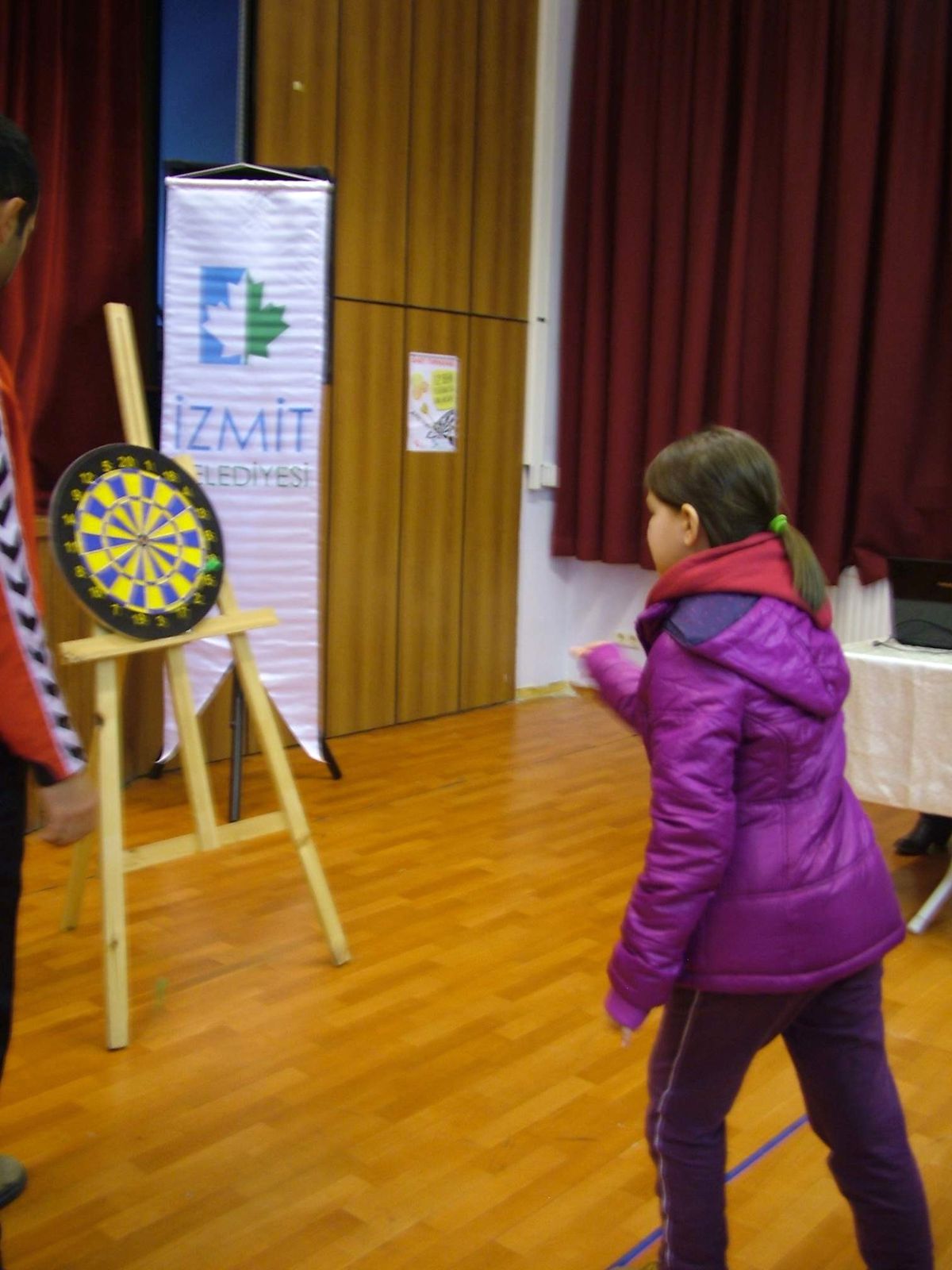 Çocuklar Dart Turnuvasında Yarıştı