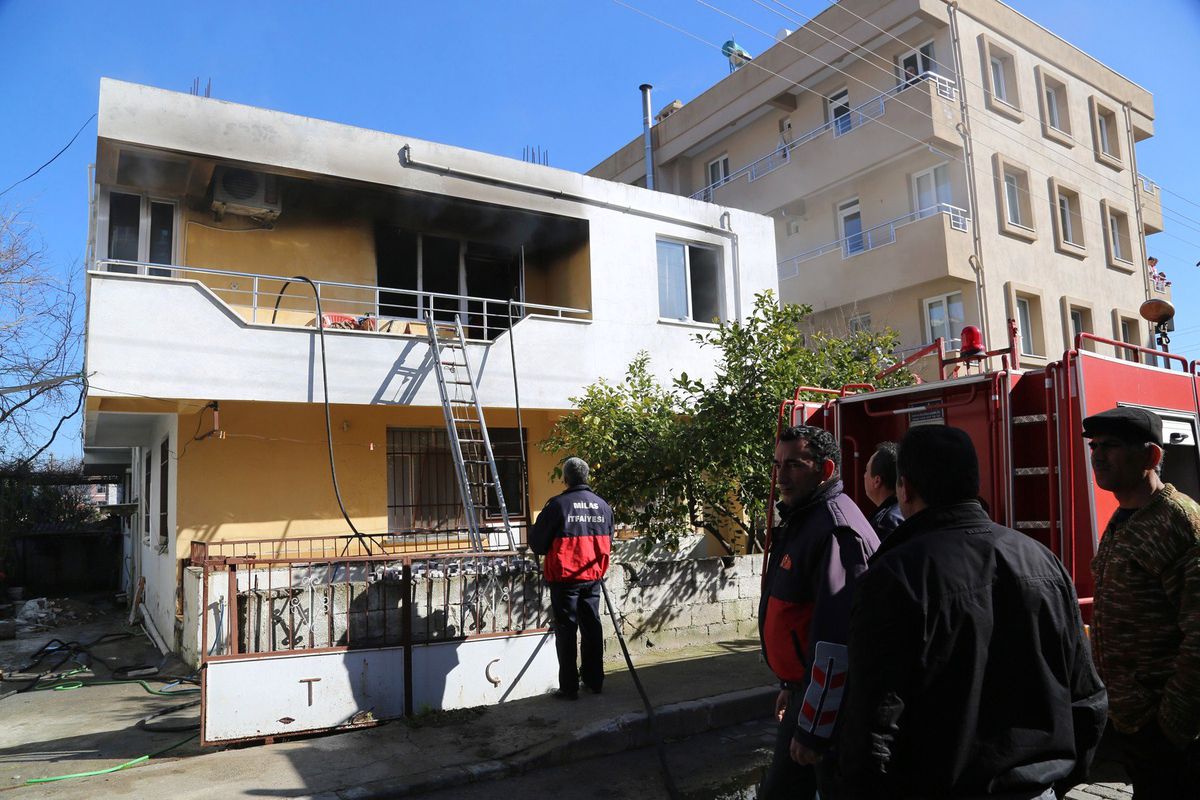 Dumanla Uyandı, Evi Tamamen Yandı