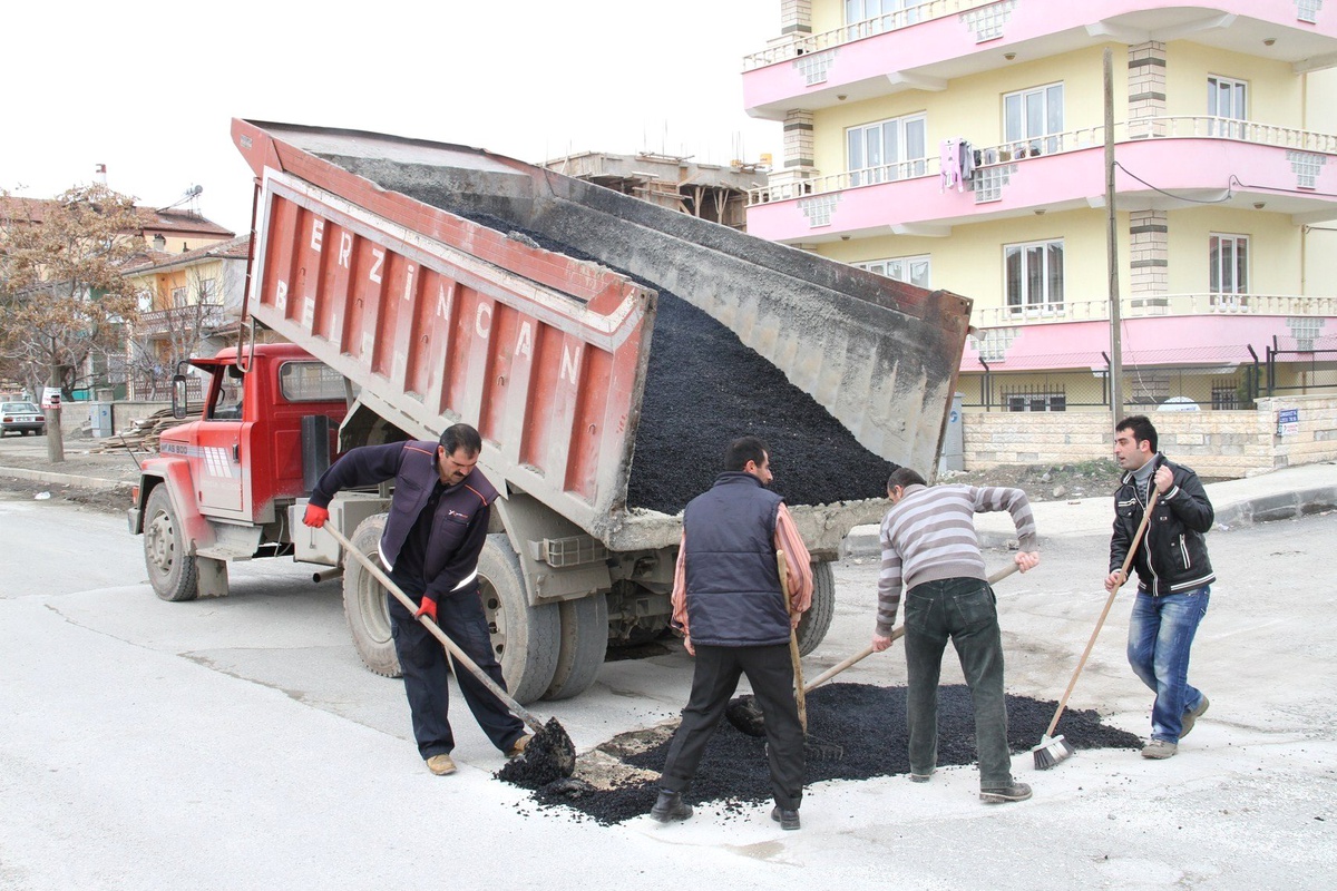 Erzincan\'da Yollar Soğuk Asfalt ile Onarılıyor