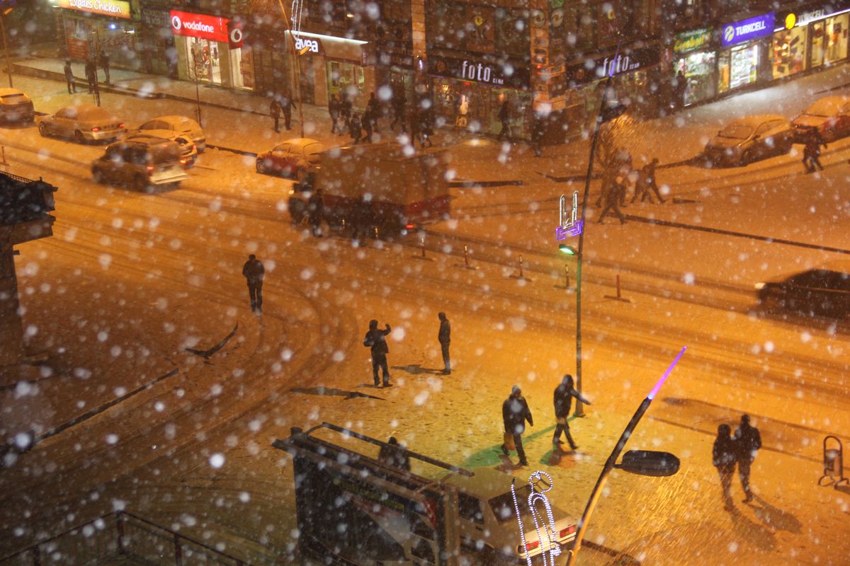 Erzurum\'da Kar, Tipi Yolları Kapattı