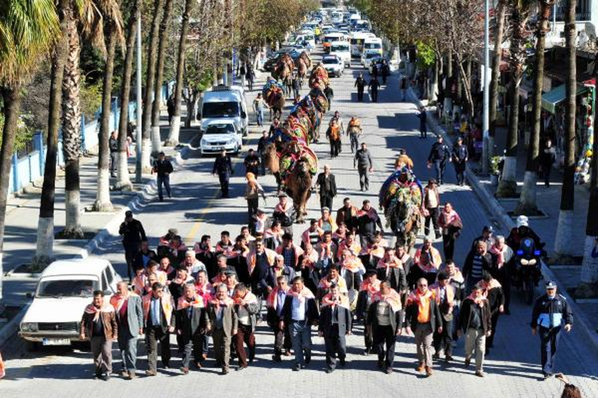 Fethiye\'de Develer Şehir Turu Attı