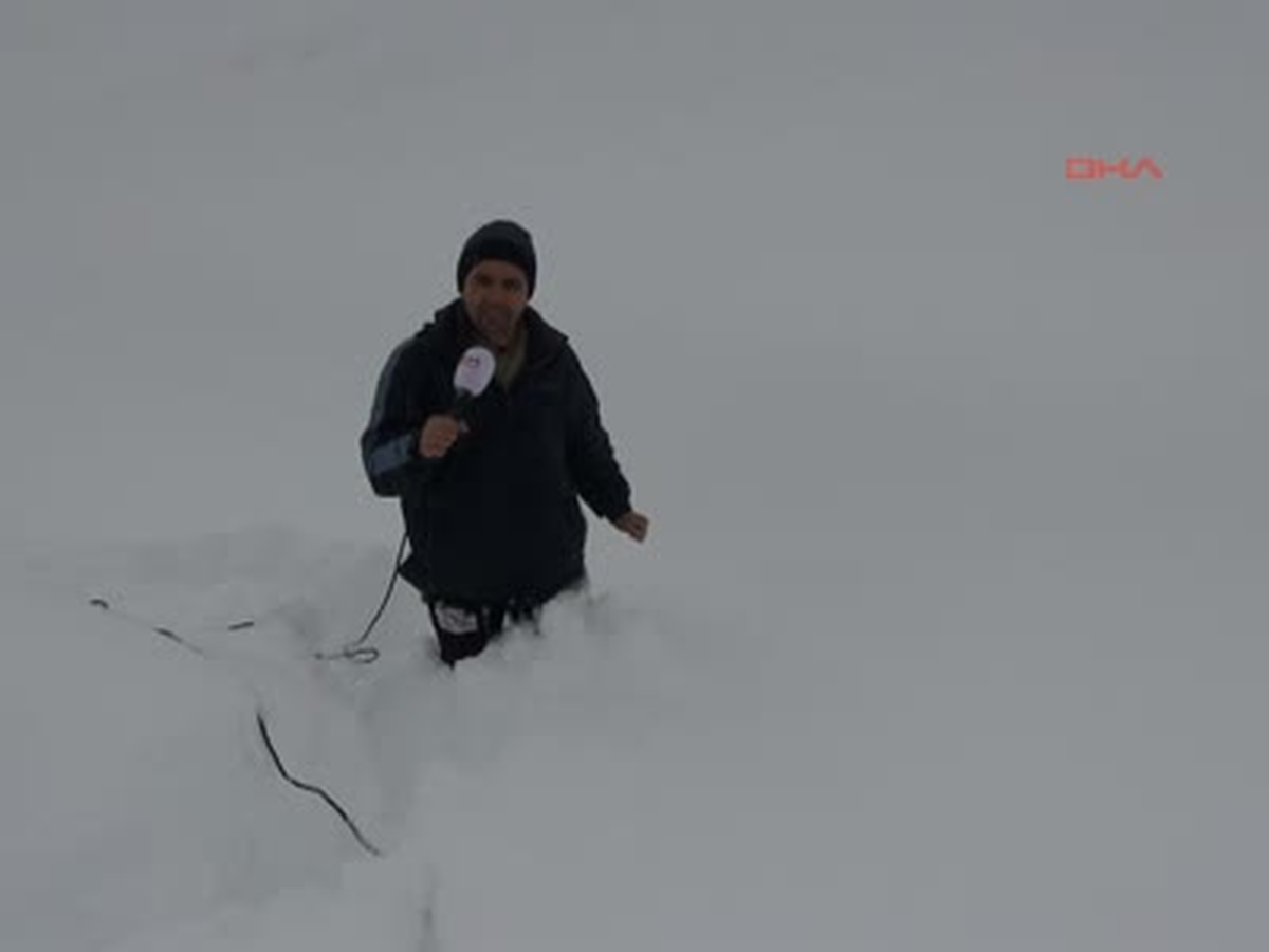 Hakkari\'de Köy Yollarını Açma Çalışmaları Sürüyor