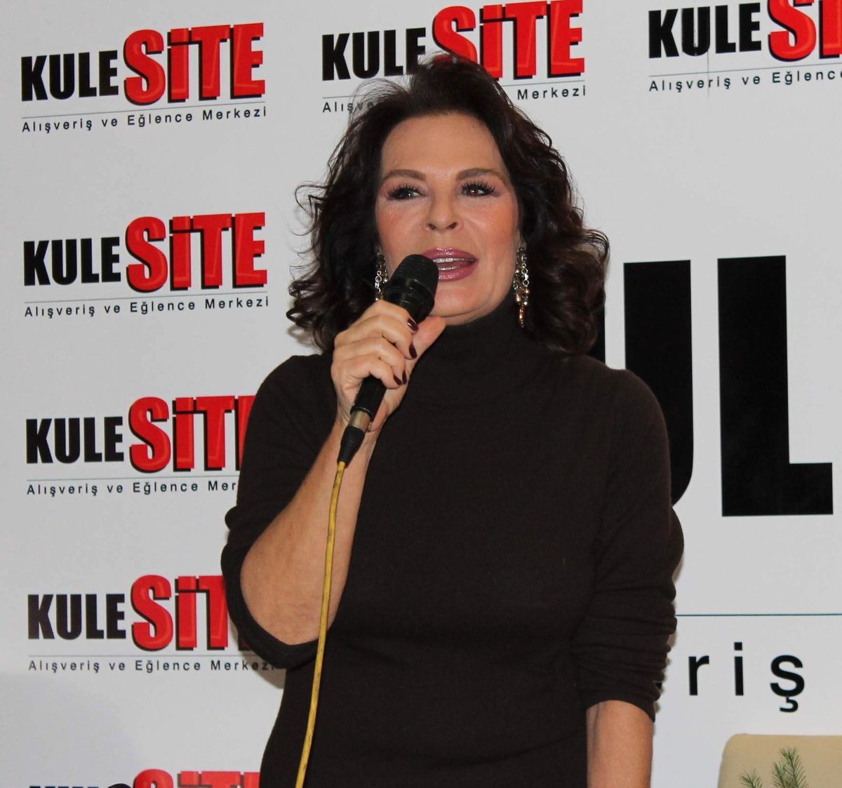 Hülya Koçyiğit Konya'da Hayranlarıyla Buluştu